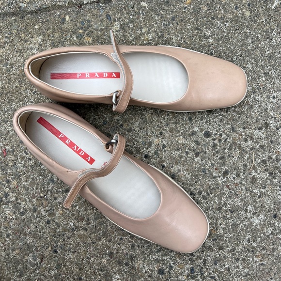 Prada - Picture 3 of 3